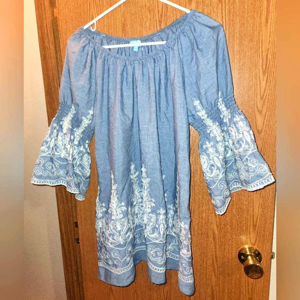 Country Living Embroidered Tunic With Bell Sleeves Size Medium